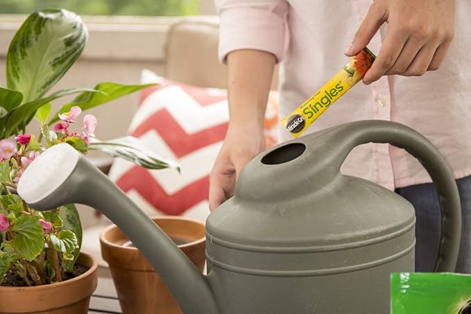 Miracle-Gro Watering Can Singles All Purpose Water Soluble Plant Food - Fertilizer for Flowers, Vegetables, Houseplants, Trees, Indoor and Outdoor Plants, 24 Packets