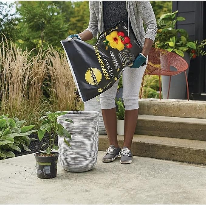 Miracle-Gro Performance Organics All Purpose Container Mix with Natural and Organic Ingredients, Feeds Container Grown Vegetables, Flowers and Herbs for up to 3 Months, 1 cu. ft.